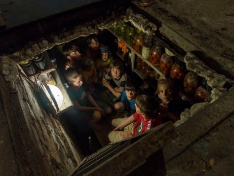 Uno scatto di Andy Rocchelli. Un gruppo di dieci bambini, adottati dalla famiglia Kushov, nascosti in un rifugio antibombe a Sloviansk, la località dove Rocchelli è stato ucciso. La città si trova nella regione di Donetsk ed è teatro di combattimenti sempre più pesanti tra i separatisti filorussi e l’esercito di Kiev. Il lavoro è stato pubblicato il 19 maggio dalla Novaya Gazeta, il giornale d'opposizione dove lavorava anche la celebre reporter di guerra, Anna Politkvoskaya, assassinata nel 2006 a Mosca 